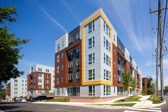 The Residences at Forest Glen in Silver Spring, MD - Foto de edificio - Building Photo