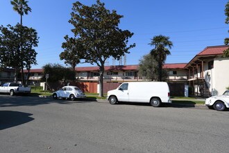 121 E Trenton Ave in Orange, CA - Foto de edificio - Building Photo