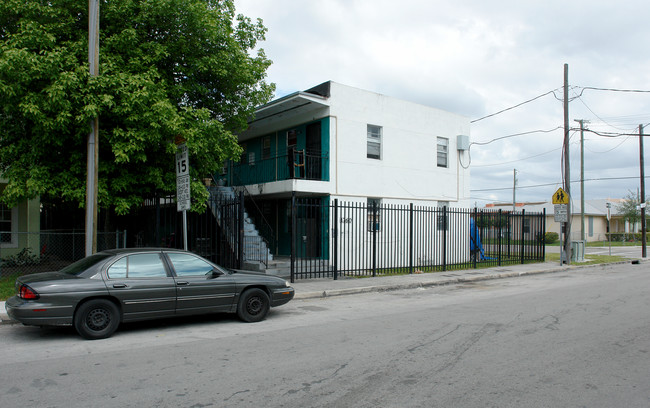 1760 NW 1 Pl in Miami, FL - Foto de edificio - Building Photo