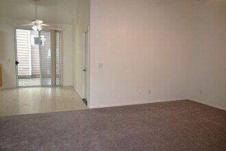 9454 Laguna Pointe Way in Elk Grove, CA - Building Photo - Building Photo