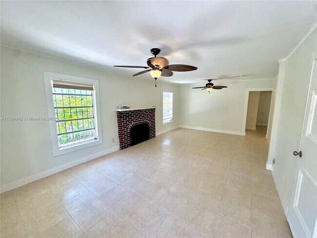 869 SW 4th St-Unit -Front in Miami, FL - Building Photo - Building Photo