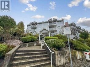 5335 Hastings St in Burnaby, BC - Building Photo - Building Photo