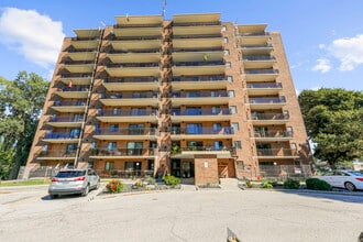 Regal Tower in Chatham-Kent, ON - Building Photo - Building Photo