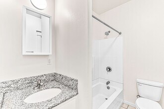 908 Martin Luther King Jr Ave, Unit 11 in Long Beach, CA - Building Photo - Building Photo