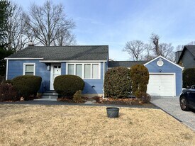 223 Clay Pitts Rd in East Northport, NY - Building Photo