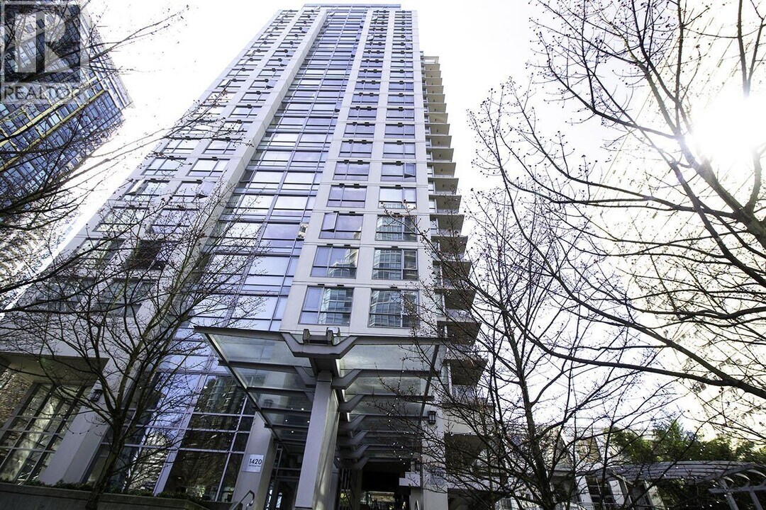 1420 W Georgia St in Vancouver, BC - Building Photo