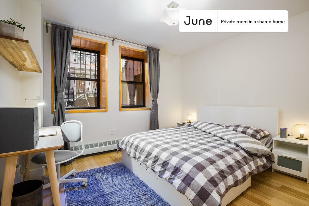 108 W 119th St in New York, NY - Building Photo