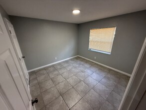 908 Lora St in Daytona Beach, FL - Building Photo - Building Photo