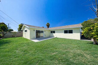 5742 Castle Dr in Huntington Beach, CA - Building Photo - Building Photo