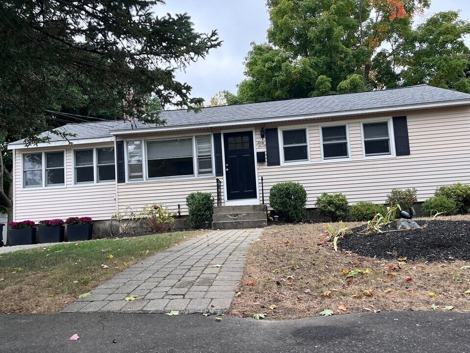 67 Brewster Rd in Waltham, MA - Foto de edificio
