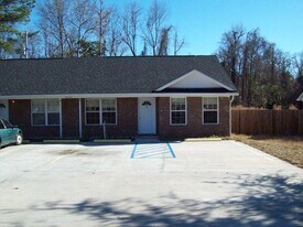 984 Live Oak Dr in Hinesville, GA - Building Photo