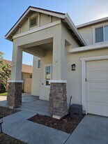 1443 Greenbrier Dr in Hanford, CA - Building Photo