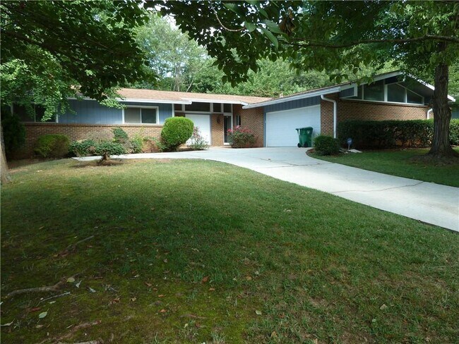 423 Rock Meadow Dr in Stone Mountain, GA - Building Photo - Building Photo