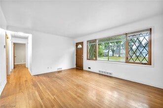 24000 Knickerbocker Rd in Bay Village, OH - Building Photo - Building Photo