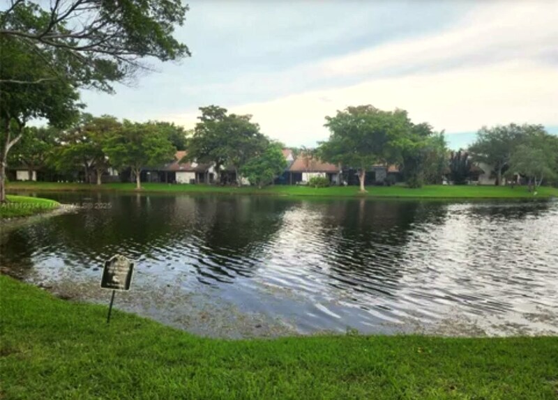 247 Wimbledon Lakes Dr in Plantation, FL - Building Photo