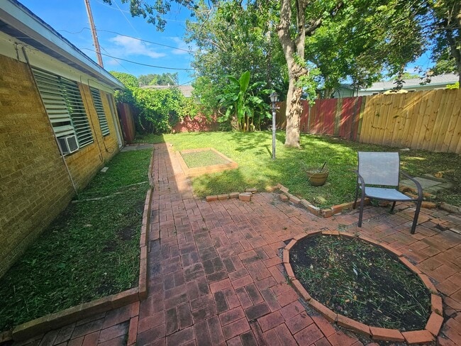 11 Manor Way in Galveston, TX - Building Photo - Building Photo