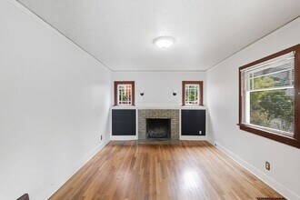 9755 N Ivanhoe St in Portland, OR - Foto de edificio - Building Photo