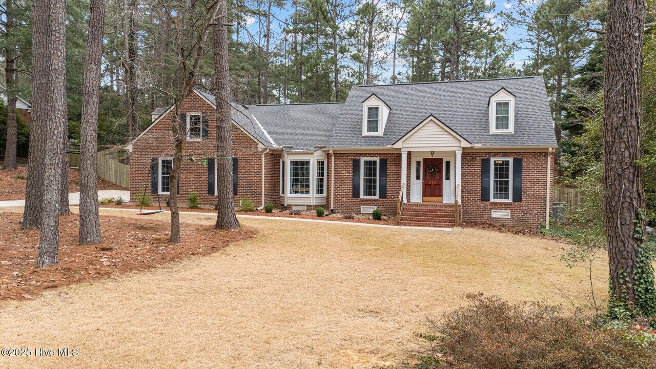 210 W Hedgelawn Way in Southern Pines, NC - Building Photo