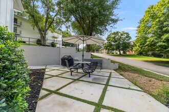 230 13th Ave Pl NW in Hickory, NC - Foto de edificio - Building Photo