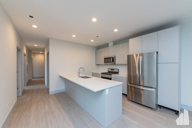 6350 N Glenwood Ave, Unit 403 in Chicago, IL - Building Photo - Building Photo