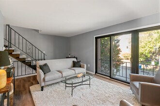 238 Woodbridge Dr in Pittsburgh, PA - Foto de edificio - Building Photo