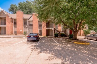 2401 Sycamore Ave in Huntsville, TX - Building Photo