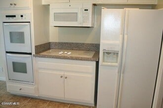 77 Fallbrook Ave in Thousand Oaks, CA - Building Photo - Building Photo