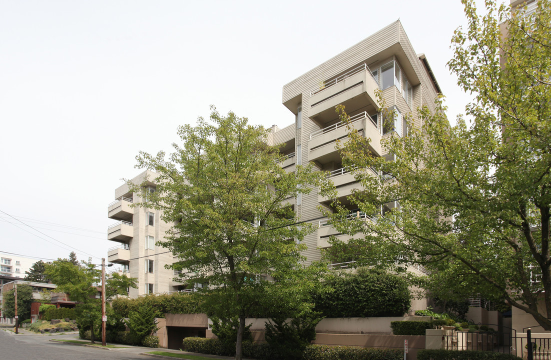 Castellan Apartments in Seattle, WA - Building Photo