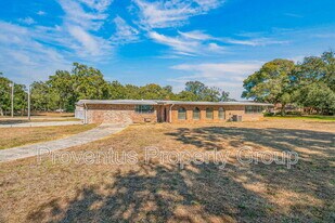 8 Manor Dr in Pensacola, FL - Building Photo