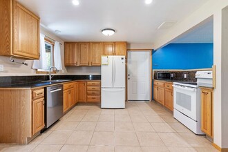 18040 SE Haig Dr in Portland, OR - Building Photo - Building Photo