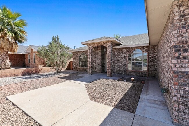Conveniently Located 4 Bedroom 2 Bath Home in Alamogordo, NM - Building Photo - Building Photo