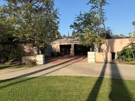 910 Benedict Canyon Dr in Beverly Hills, CA - Building Photo