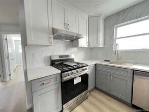 34-22 Brookside St in Queens, NY - Building Photo - Building Photo