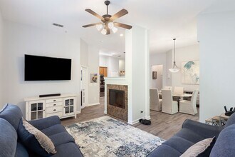 1910 Cedar Glenn Way in Atlanta, GA - Foto de edificio - Building Photo