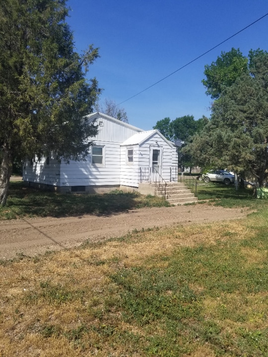 622 3rd Ave E in Culbertson, MT - Building Photo