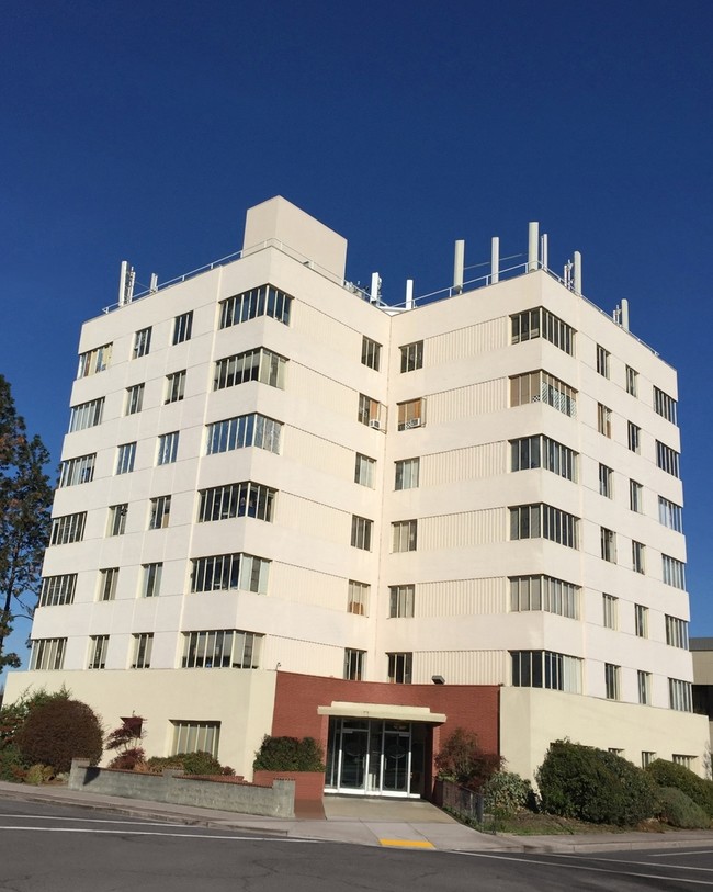 Medford Plaza Apartments in Medford, OR - Foto de edificio - Primary Photo