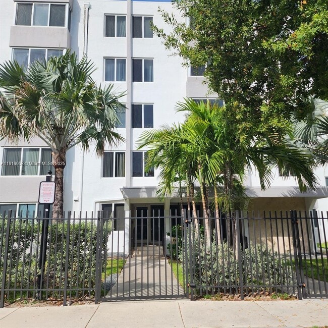 250 180th Dr in Sunny Isles Beach, FL - Building Photo - Building Photo