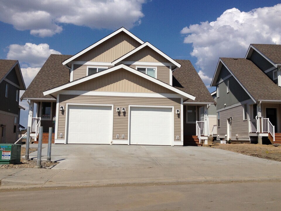 1610-1688 88 Ave in Dawson Creek, BC - Building Photo