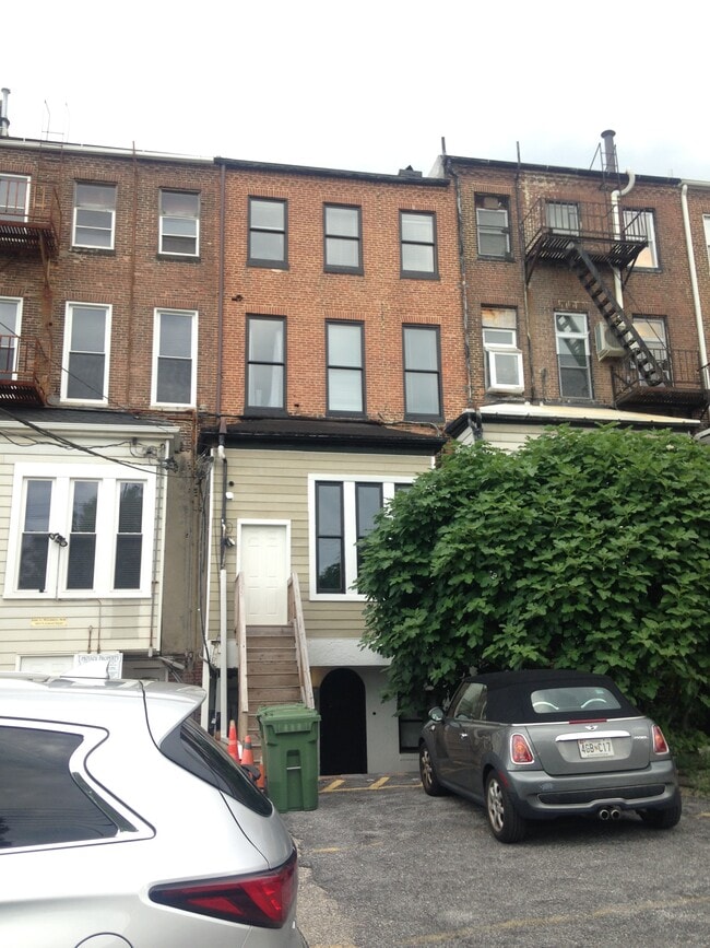 1023 N Calvert St, Unit A in Baltimore, MD - Foto de edificio - Building Photo