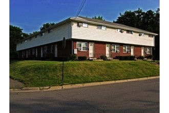 1702-1704 Davis Ave in Endwell, NY - Foto de edificio - Building Photo