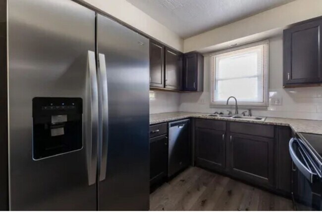 312 E Redwood St in Springfield, MO - Foto de edificio - Building Photo