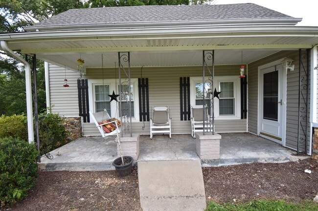 4246 Old Hwy 48 in Southside, TN - Building Photo - Building Photo