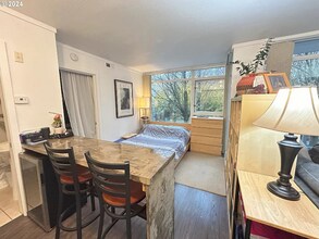 533 NE Holladay St in Portland, OR - Building Photo - Building Photo