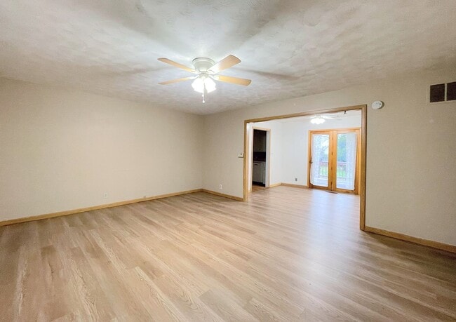 3402 Nickerson Blvd in Hutchinson, KS - Building Photo - Building Photo