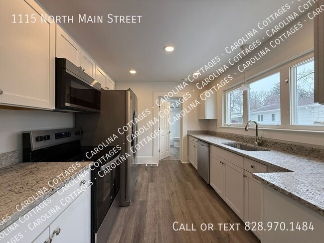 1115 N Main St in Hendersonville, NC - Foto de edificio - Building Photo