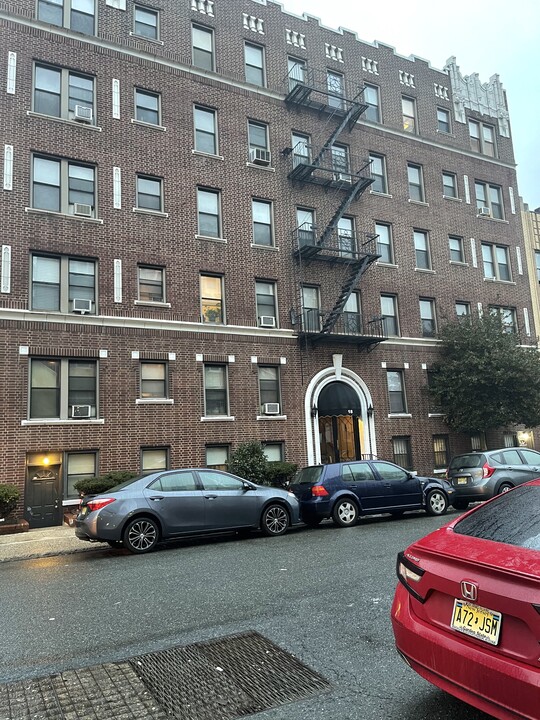 18 Kensington Ave in Jersey City, NJ - Building Photo