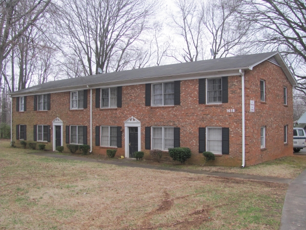 1618 Summit Ave in Greensboro, NC - Foto de edificio