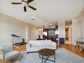 3323 N Paulina St, Unit 4G in Chicago, IL - Building Photo