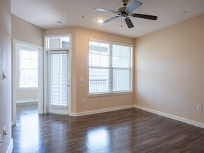Smart Living on Cullen Apartment Homes in Houston, TX - Foto de edificio - Building Photo