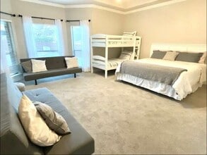 21002 Villa Valencia in San Antonio, TX - Building Photo - Building Photo